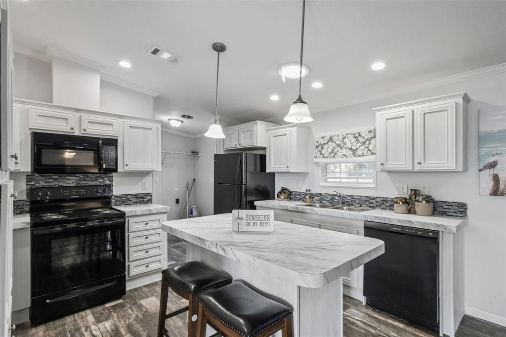 На продажу: $295,000 (4 спален, 2 ванн, 1590 Квадратных фут)