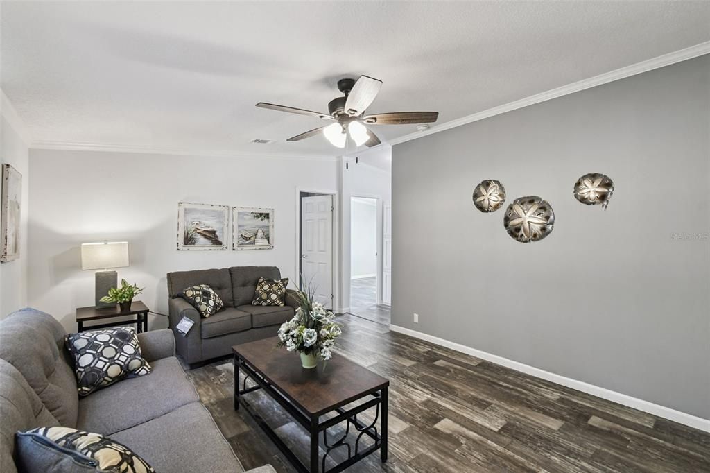 На продажу: $295,000 (4 спален, 2 ванн, 1590 Квадратных фут)