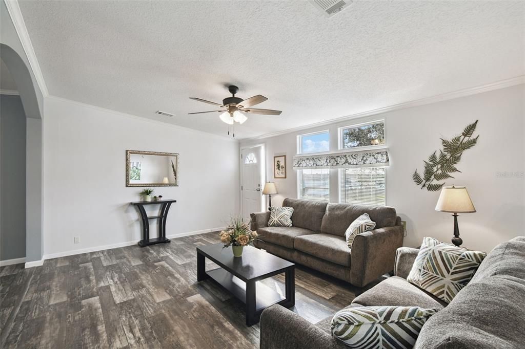 На продажу: $295,000 (4 спален, 2 ванн, 1590 Квадратных фут)