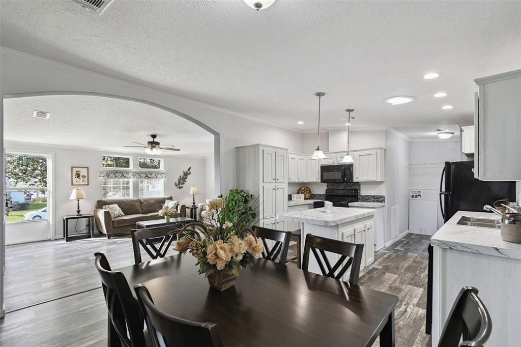 На продажу: $295,000 (4 спален, 2 ванн, 1590 Квадратных фут)