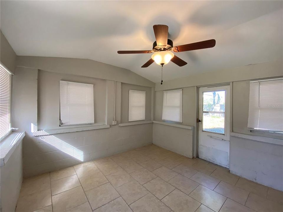 For Rent: $1,450 (2 beds, 1 baths, 908 Square Feet)