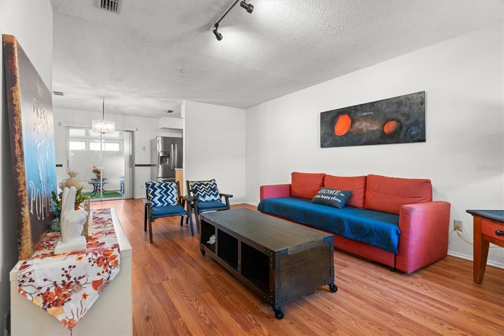 待售: $290,000 (3 贝兹, 1 浴室, 891 平方英尺)