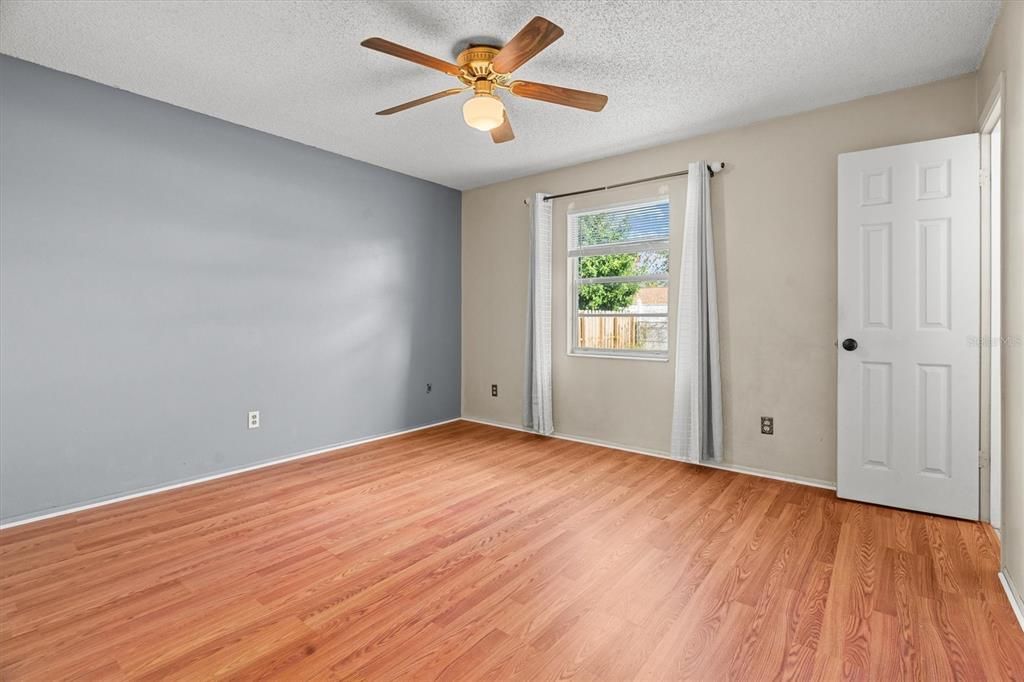 待售: $290,000 (3 贝兹, 1 浴室, 891 平方英尺)