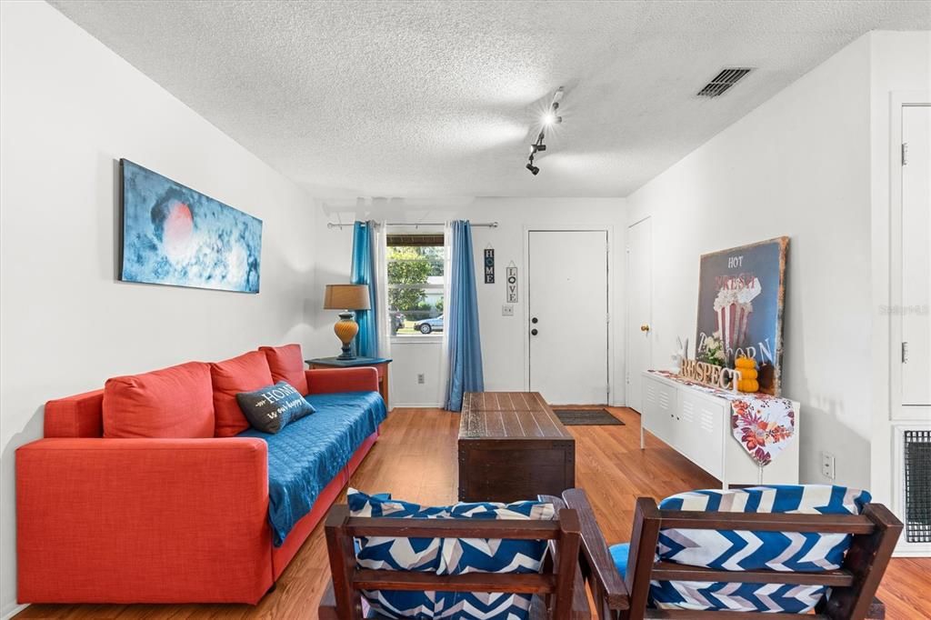 待售: $290,000 (3 贝兹, 1 浴室, 891 平方英尺)