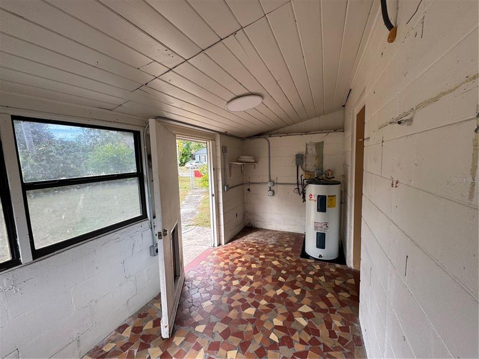 待售: $130,000 (2 贝兹, 1 浴室, 1127 平方英尺)