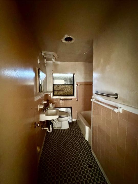 待售: $130,000 (2 贝兹, 1 浴室, 1127 平方英尺)