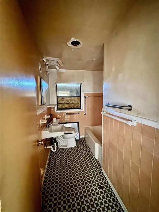 待售: $130,000 (2 贝兹, 1 浴室, 1127 平方英尺)