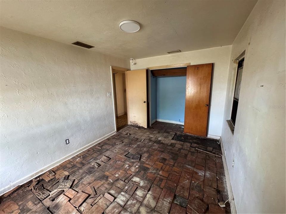 待售: $130,000 (2 贝兹, 1 浴室, 1127 平方英尺)