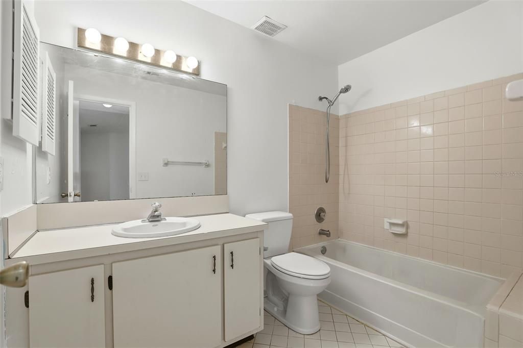 En Venta: $264,000 (3 camas, 2 baños, 1361 Pies cuadrados)