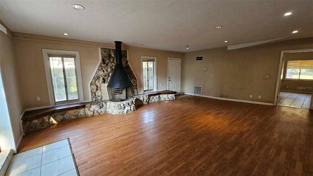 En Venta: $300,000 (4 camas, 3 baños, 2167 Pies cuadrados)