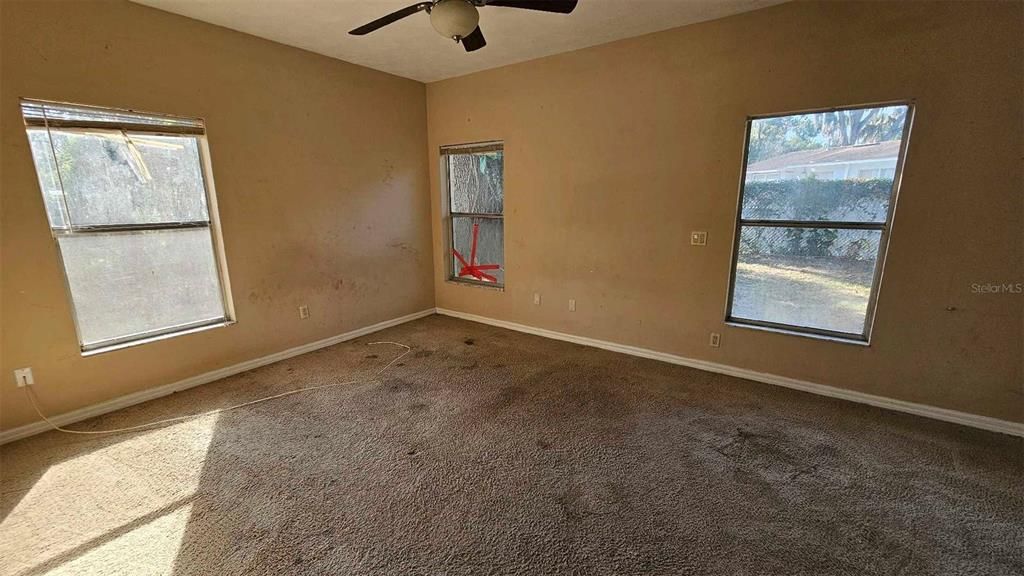 En Venta: $300,000 (4 camas, 3 baños, 2167 Pies cuadrados)