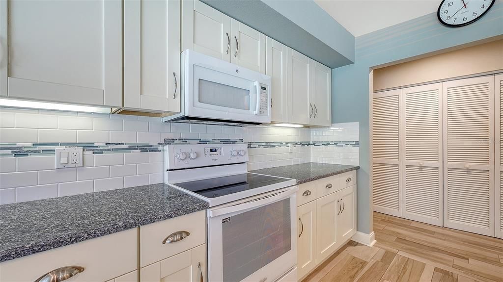 待售: $650,000 (3 贝兹, 2 浴室, 2449 平方英尺)