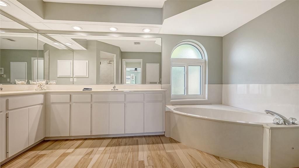 待售: $650,000 (3 贝兹, 2 浴室, 2449 平方英尺)