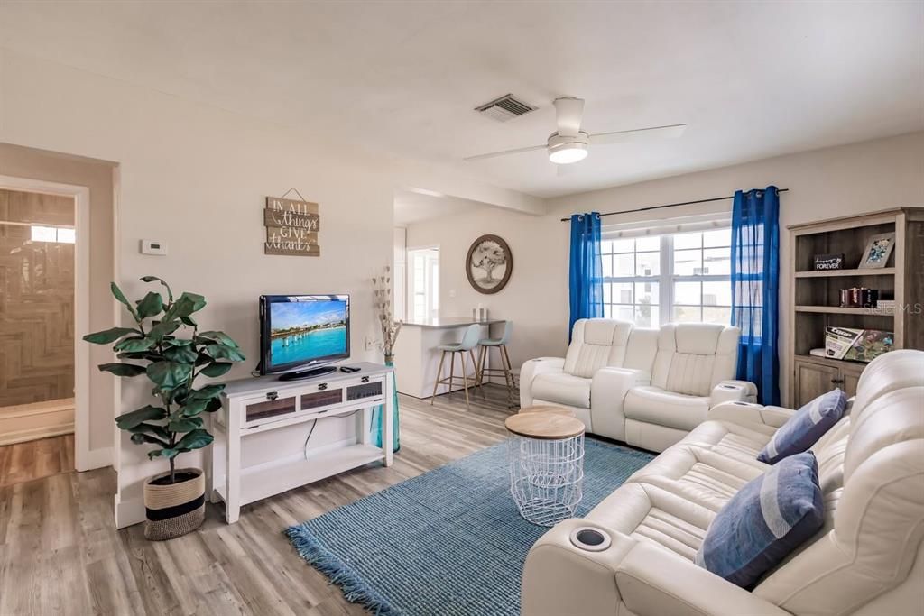 For Rent: $1,800 (2 beds, 1 baths, 900 Square Feet)