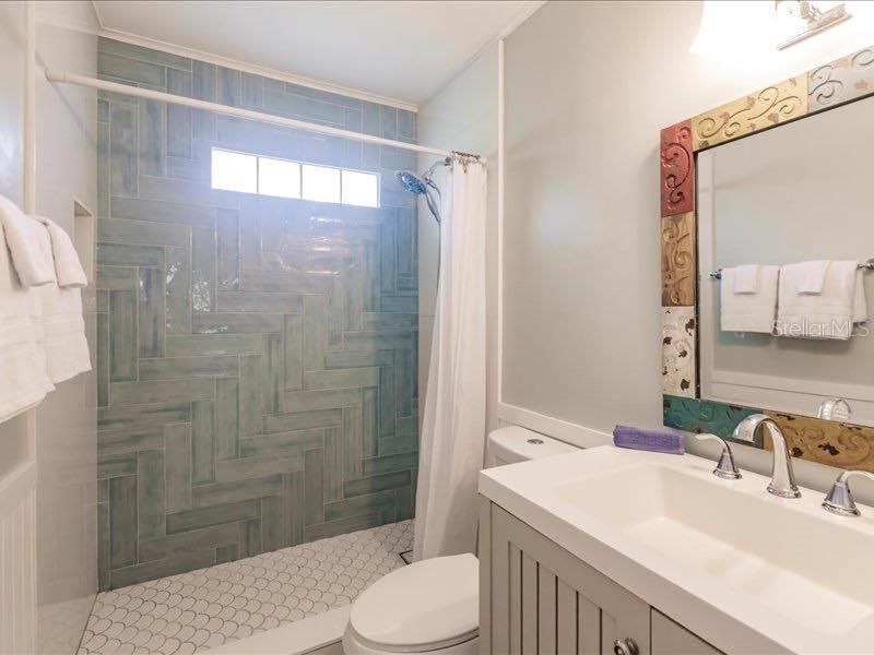 For Rent: $1,800 (2 beds, 1 baths, 900 Square Feet)