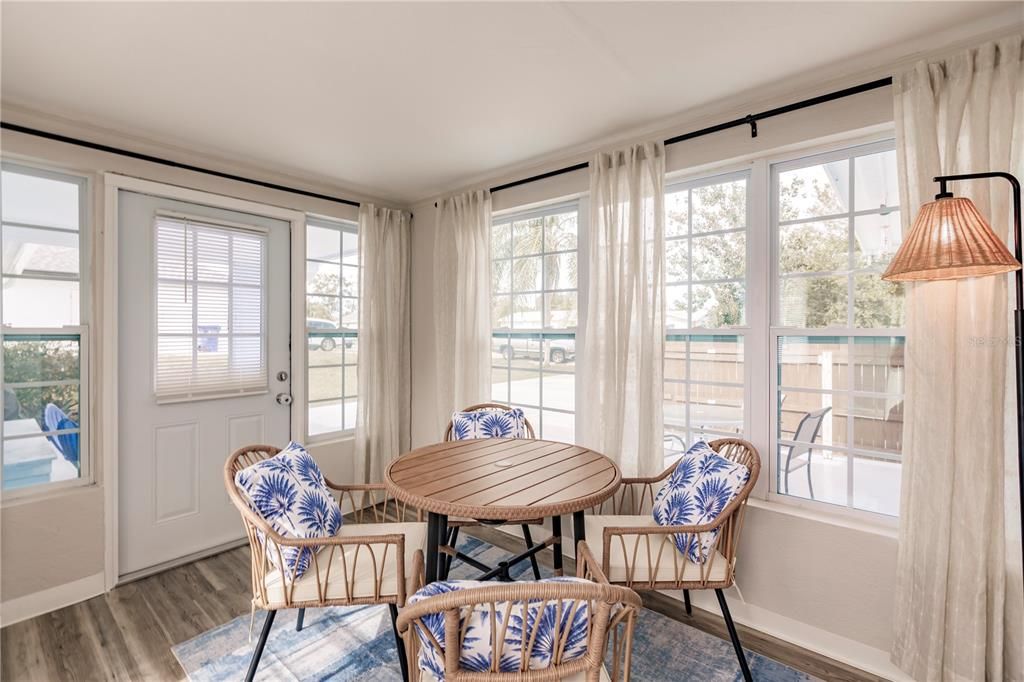 For Rent: $1,800 (2 beds, 1 baths, 900 Square Feet)