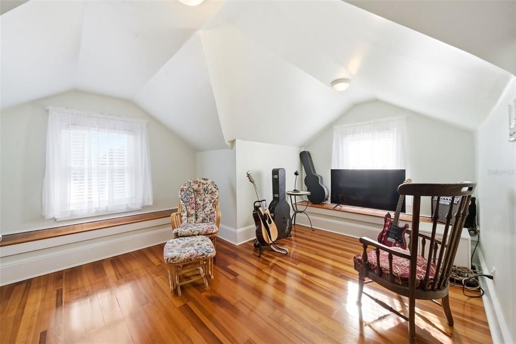 For Sale: $1,050,000 (4 beds, 3 baths, 3032 Square Feet)