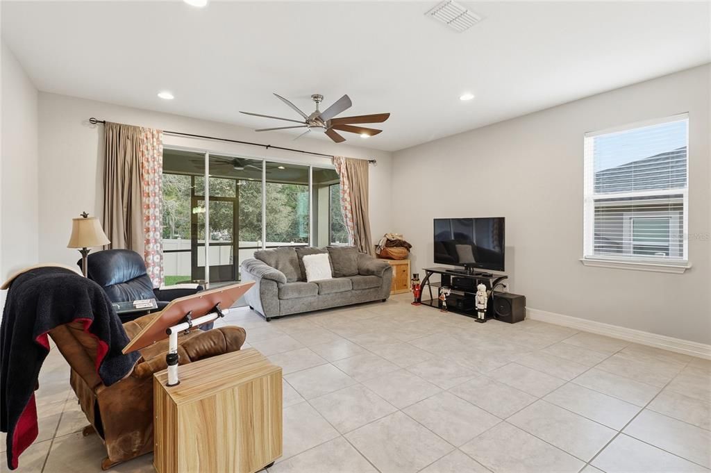 En Venta: $464,998 (3 camas, 2 baños, 2240 Pies cuadrados)