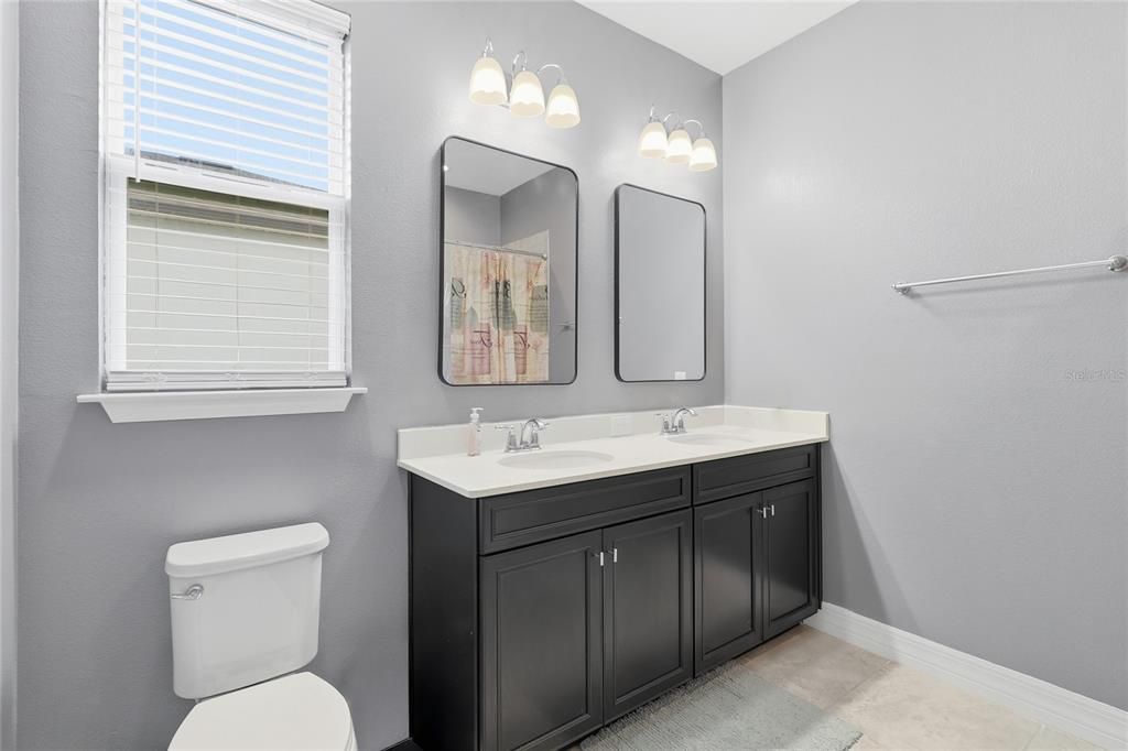 En Venta: $464,998 (3 camas, 2 baños, 2240 Pies cuadrados)