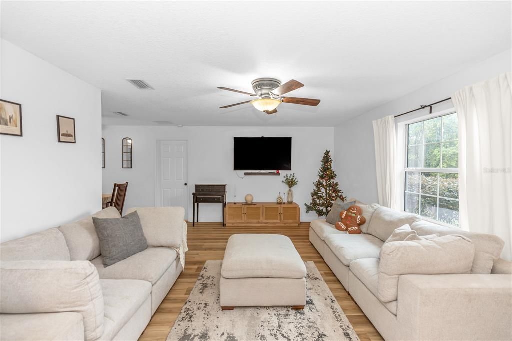 En Venta: $379,500 (4 camas, 2 baños, 1760 Pies cuadrados)