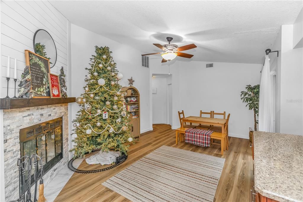 En Venta: $379,500 (4 camas, 2 baños, 1760 Pies cuadrados)