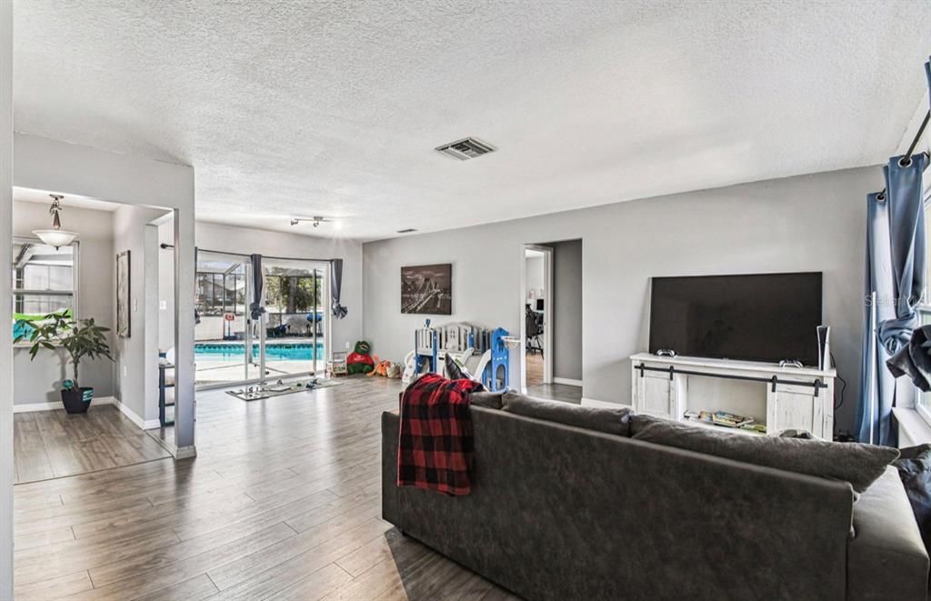 En Venta: $374,900 (3 camas, 2 baños, 1828 Pies cuadrados)