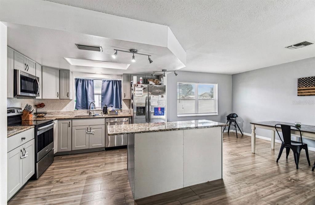 En Venta: $374,900 (3 camas, 2 baños, 1828 Pies cuadrados)