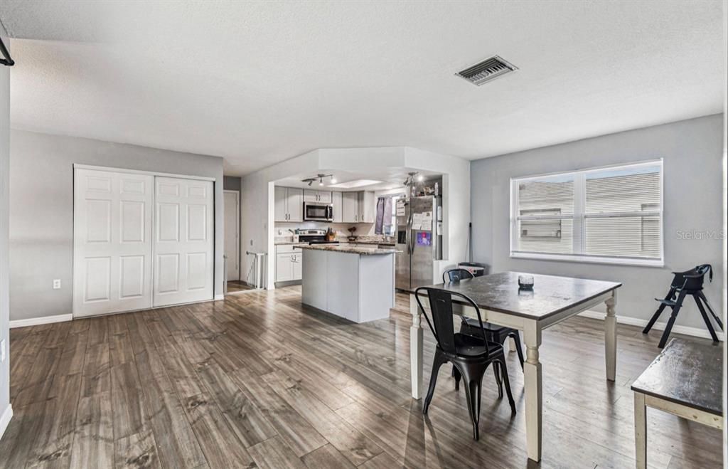 En Venta: $374,900 (3 camas, 2 baños, 1828 Pies cuadrados)