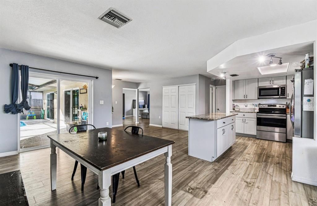 En Venta: $374,900 (3 camas, 2 baños, 1828 Pies cuadrados)