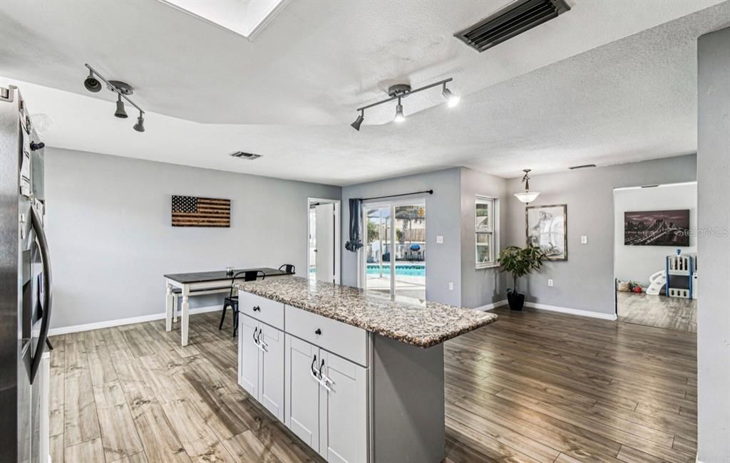 En Venta: $374,900 (3 camas, 2 baños, 1828 Pies cuadrados)