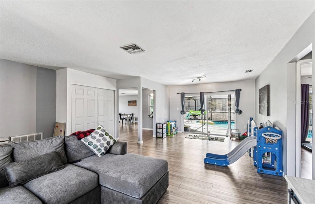 En Venta: $374,900 (3 camas, 2 baños, 1828 Pies cuadrados)