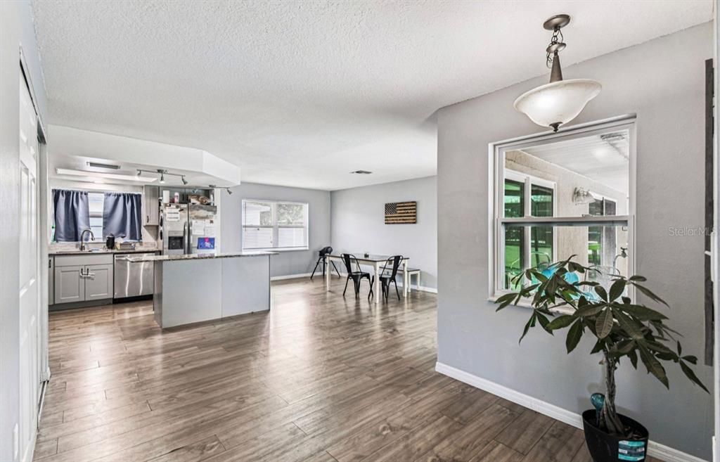 En Venta: $374,900 (3 camas, 2 baños, 1828 Pies cuadrados)