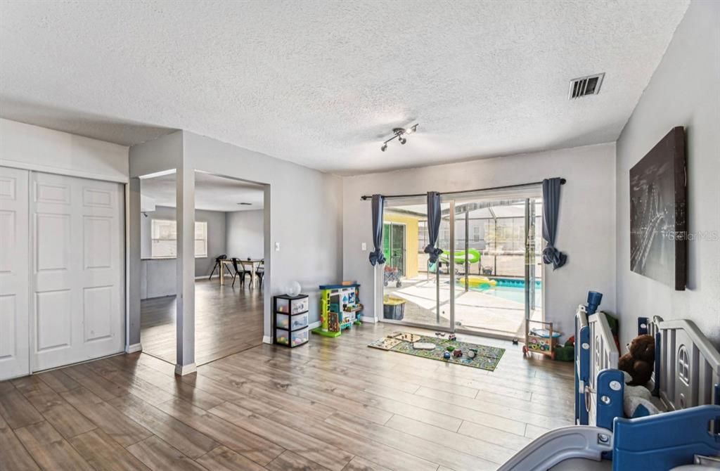 En Venta: $374,900 (3 camas, 2 baños, 1828 Pies cuadrados)