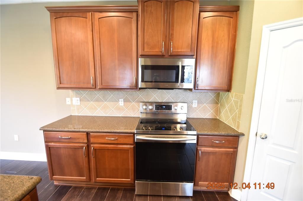 For Rent: $2,050 (3 beds, 2 baths, 1864 Square Feet)