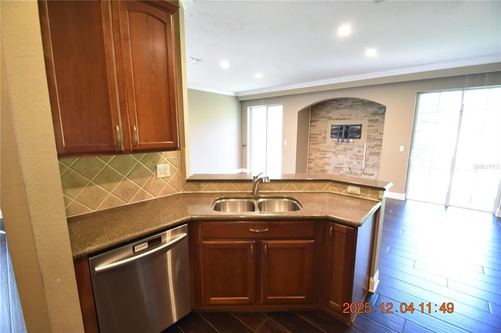 For Rent: $2,050 (3 beds, 2 baths, 1864 Square Feet)