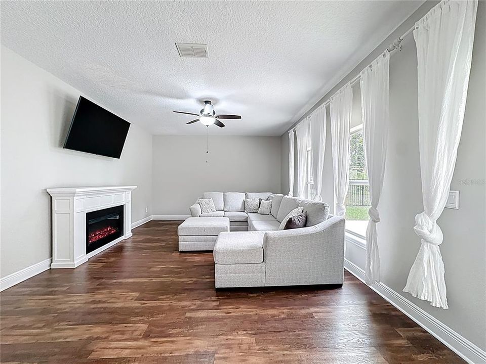 待售: $554,500 (4 贝兹, 2 浴室, 2550 平方英尺)