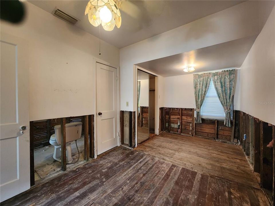 For Sale: $110,000 (1 beds, 1 baths, 790 Square Feet)