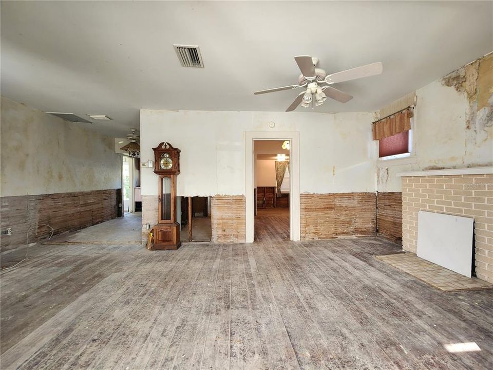 For Sale: $110,000 (1 beds, 1 baths, 790 Square Feet)