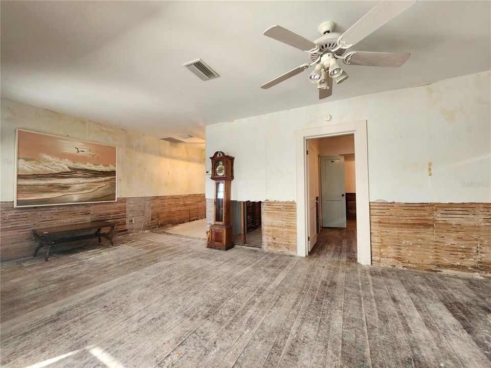 For Sale: $110,000 (1 beds, 1 baths, 790 Square Feet)