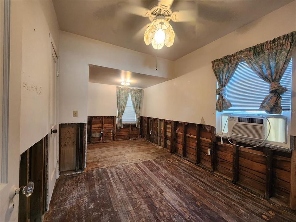 For Sale: $110,000 (1 beds, 1 baths, 790 Square Feet)