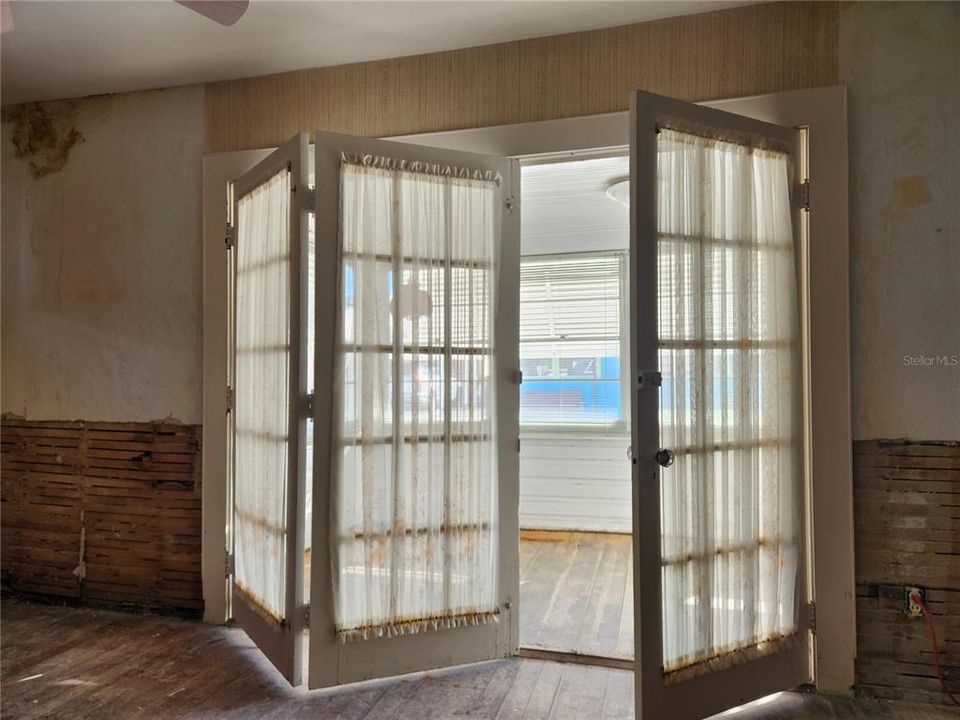 For Sale: $110,000 (1 beds, 1 baths, 790 Square Feet)