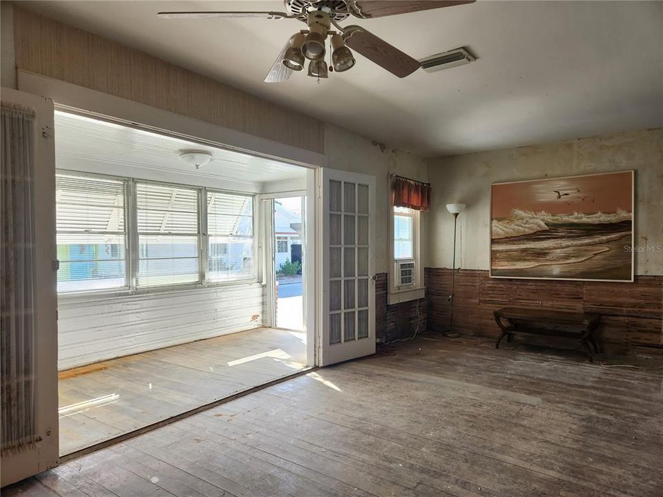 For Sale: $110,000 (1 beds, 1 baths, 790 Square Feet)