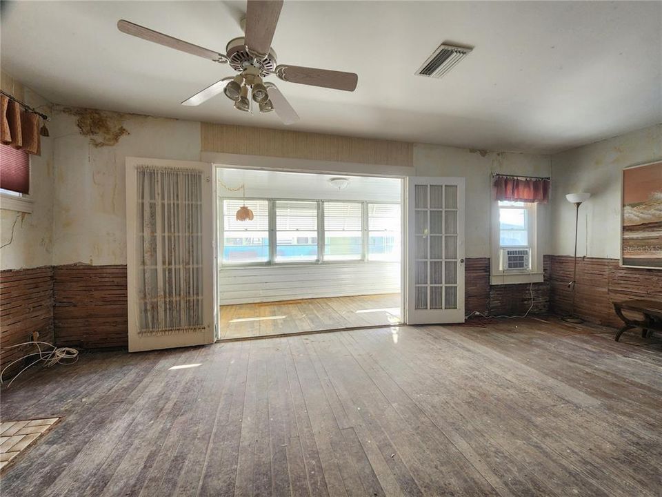 For Sale: $110,000 (1 beds, 1 baths, 790 Square Feet)