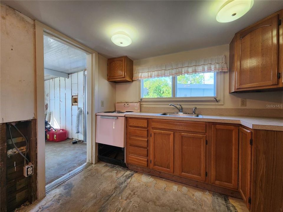 For Sale: $110,000 (1 beds, 1 baths, 790 Square Feet)