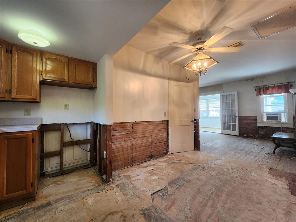 For Sale: $110,000 (1 beds, 1 baths, 790 Square Feet)