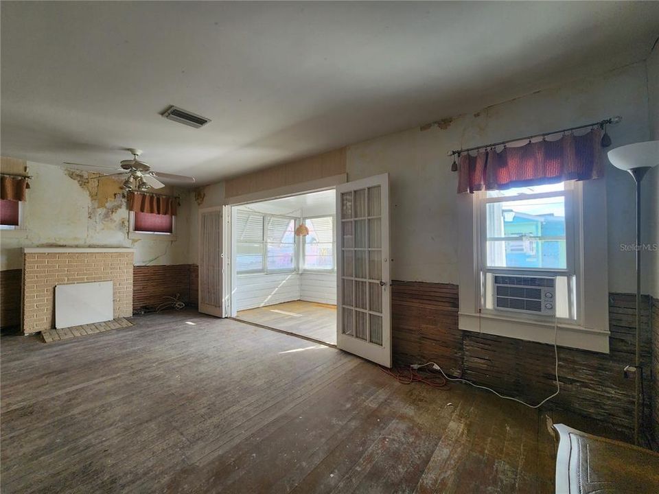 For Sale: $110,000 (1 beds, 1 baths, 790 Square Feet)