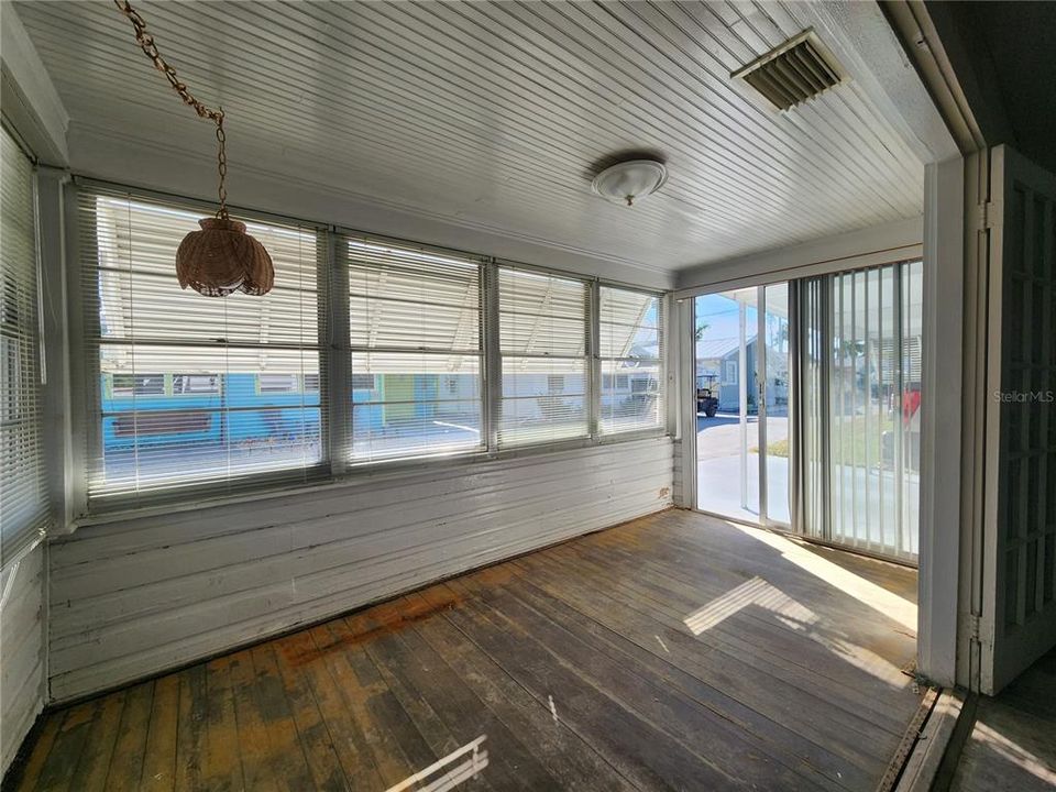 For Sale: $110,000 (1 beds, 1 baths, 790 Square Feet)