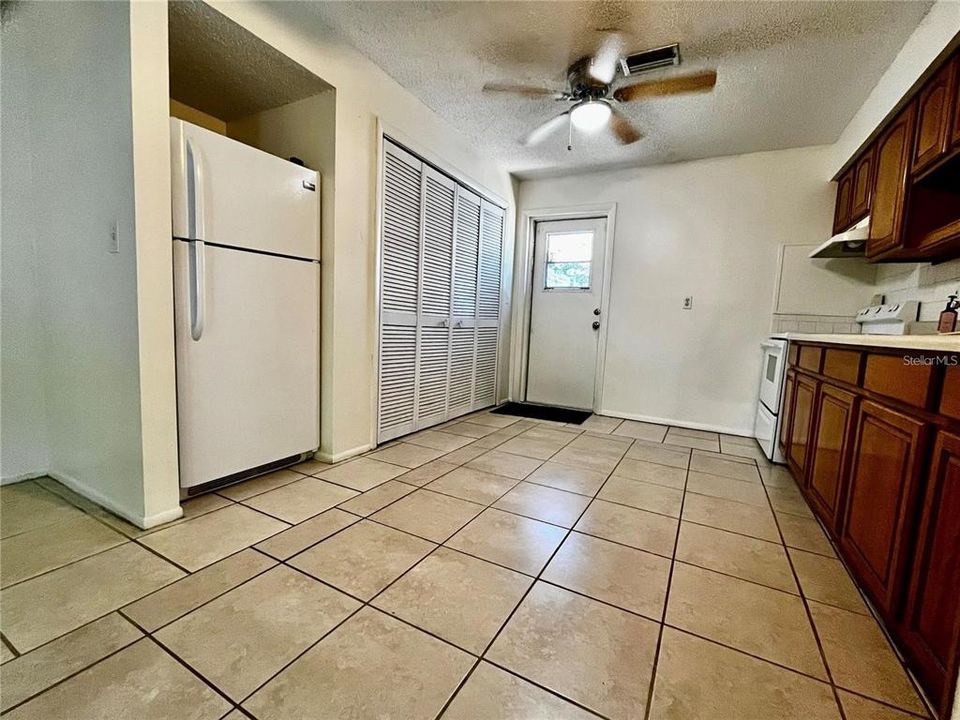 For Rent: $1,350 (2 beds, 1 baths, 875 Square Feet)