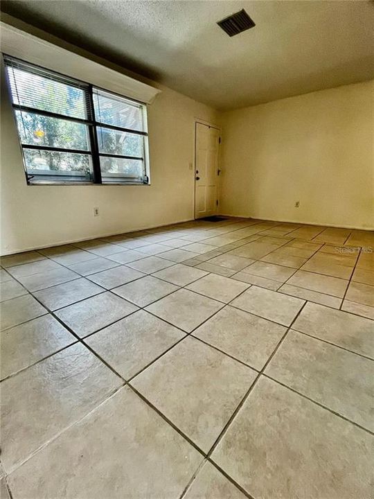 For Rent: $1,350 (2 beds, 1 baths, 875 Square Feet)