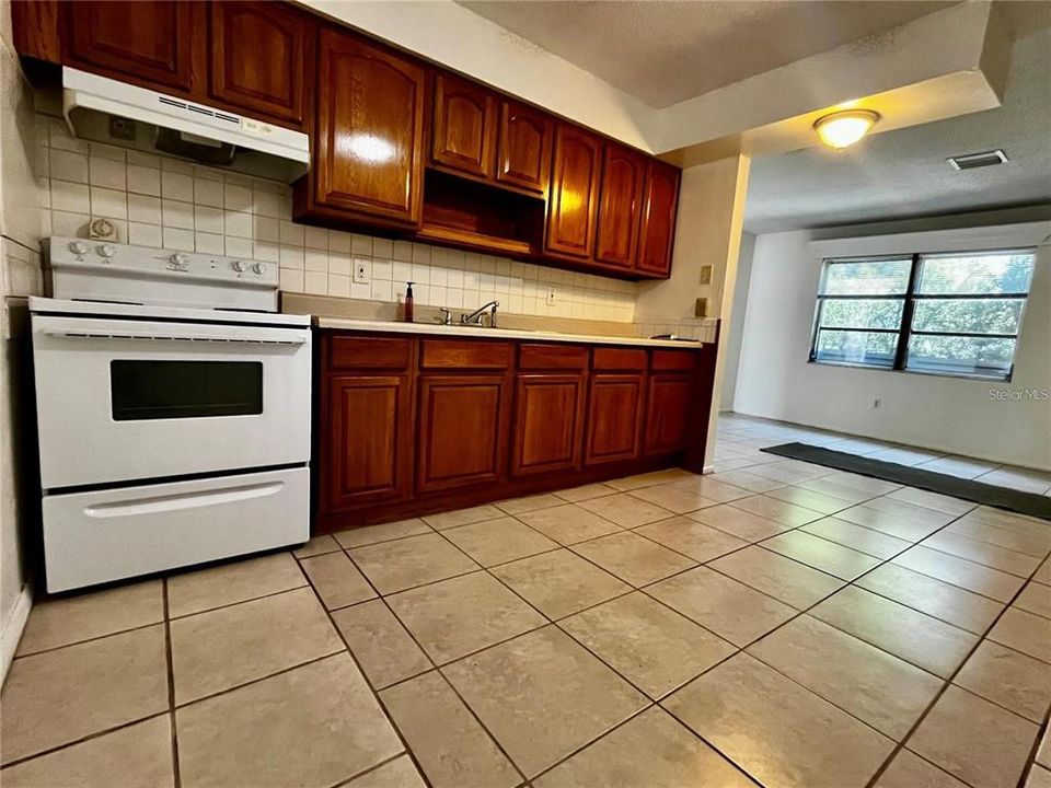 For Rent: $1,350 (2 beds, 1 baths, 875 Square Feet)
